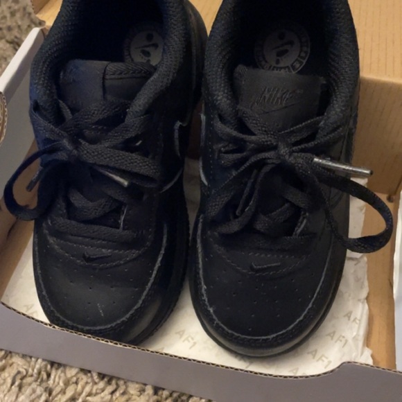 Boys Nike Air Forces - Picture 3 of 3